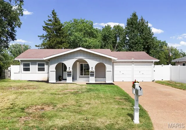 Photo 2 of Single family home for sale at 711 Caspian Ln, Saint Louis, MO 63125 | MLS# MIS26059458 | Listing updated on 2026-09-17