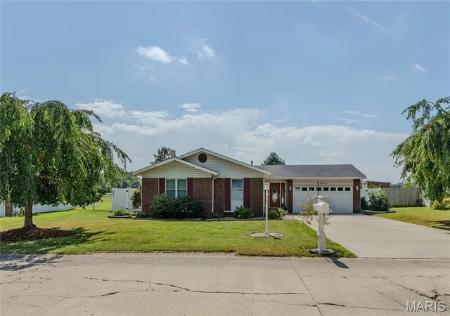 Photo 2 of Single family home for sale at 13 Blue Spruce Ct, Granite City, IL 62040 | MLS# MIS26059468 | Listing updated on 2026-09-28