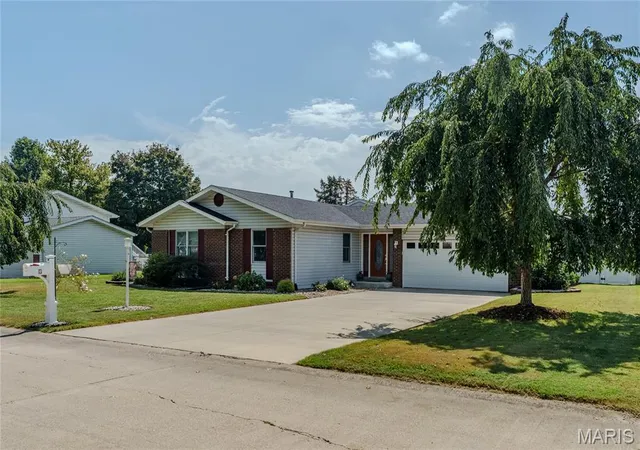 Photo 3 of Single family home for sale at 13 Blue Spruce Ct, Granite City, IL 62040 | MLS# MIS26059468 | Listing updated on 2026-09-28