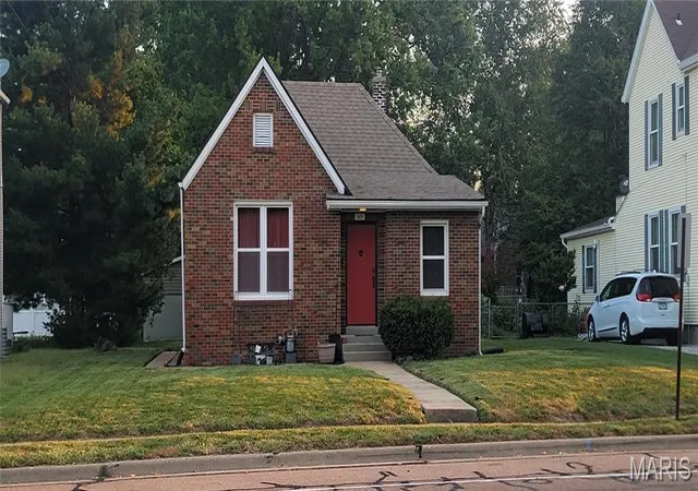 Photo 1 of Single family home for sale at 909 W Main St, Collinsville, IL 62234 | MLS# MIS26059471 | Listing updated on 2026-09-24