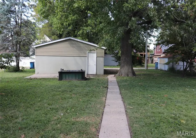 Photo 2 of Single family home for sale at 909 W Main St, Collinsville, IL 62234 | MLS# MIS26059471 | Listing updated on 2026-09-24