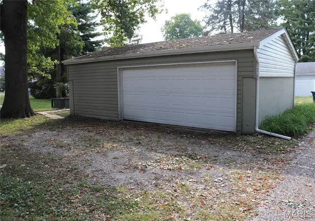 Photo 3 of Single family home for sale at 909 W Main St, Collinsville, IL 62234 | MLS# MIS26059471 | Listing updated on 2026-09-24