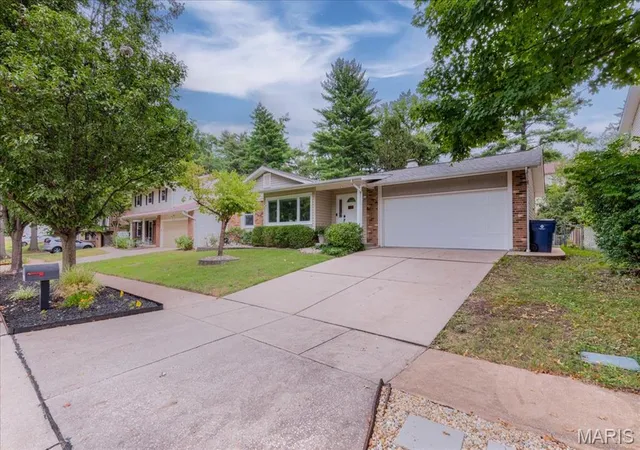Photo 2 of Sale Pending at 1426 Nancy Lee Dr, Saint Louis, MO 63146 | MLS# MIS26059487 | Listing updated on 2026-09-21