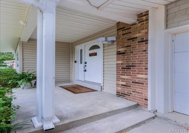 Photo 3 of Sale Pending at 1426 Nancy Lee Dr, Saint Louis, MO 63146 | MLS# MIS26059487 | Listing updated on 2026-09-21