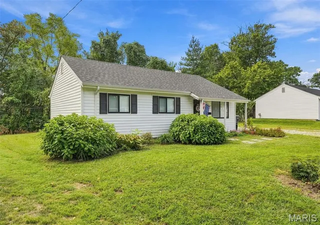 Photo 3 of Single family home for sale at 512 Eggering Dr, O Fallon, MO 63366 | MLS# MIS26059492 | Listing updated on 2026-10-01