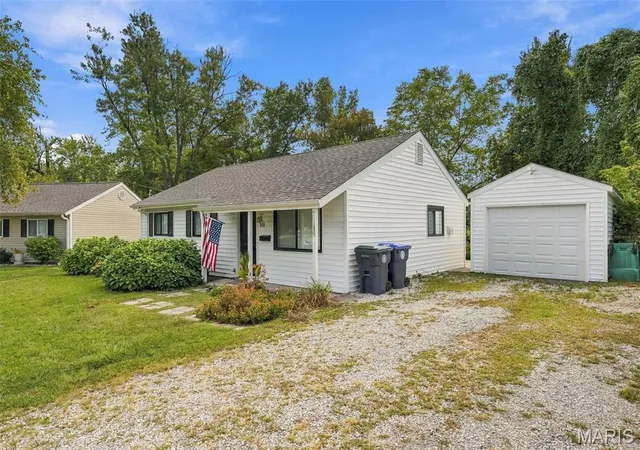 Photo 3 of Single family home for sale at 512 Eggering Dr, O Fallon, MO 63366 | MLS# MIS26059492 | Listing updated on 2026-10-01