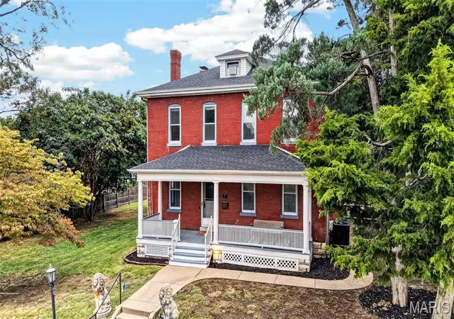Photo 1 of Single family home for sale at 552 Clark St, Saint Charles, MO 63301 | MLS# MIS26059493 | Listing updated on 2026-09-25