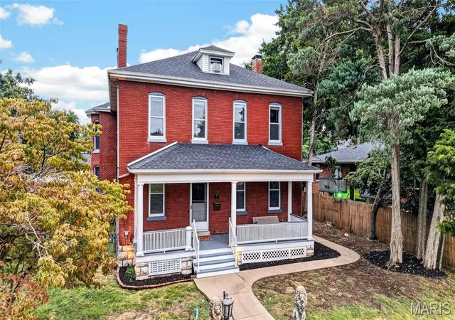 Photo 2 of Single family home for sale at 552 Clark St, Saint Charles, MO 63301 | MLS# MIS26059493 | Listing updated on 2026-09-25