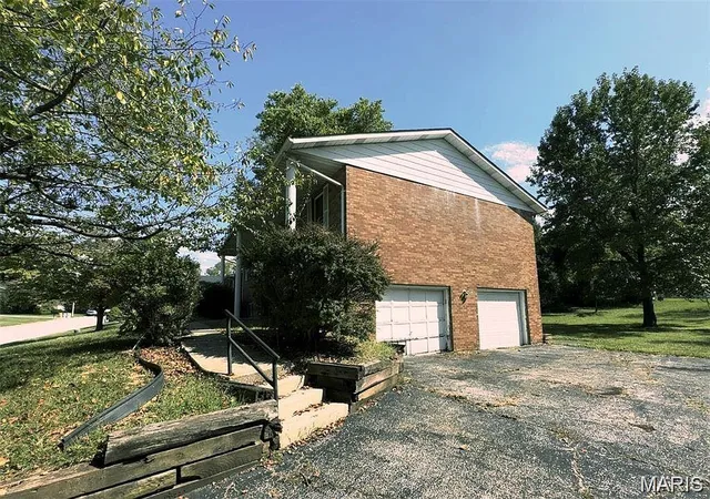 Photo 1 of Sale Pending at 27 Matterhorn Dr, Glen Carbon, IL 62034 | MLS# MIS26059499 | Listing updated on 2026-10-12