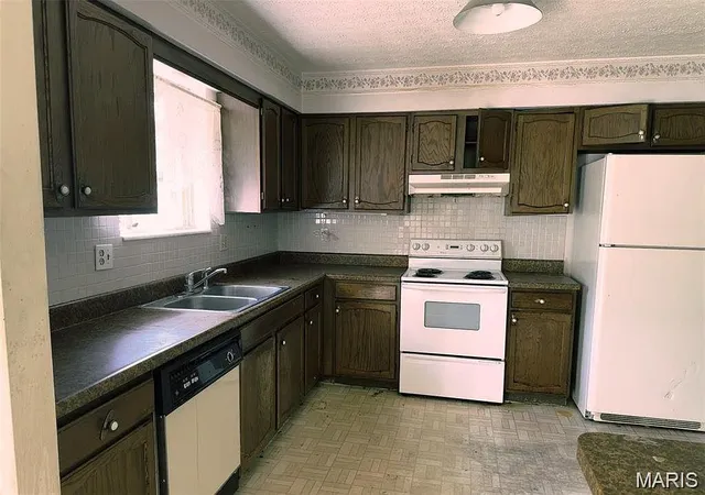 Photo 3 of Sale Pending at 27 Matterhorn Dr, Glen Carbon, IL 62034 | MLS# MIS26059499 | Listing updated on 2026-10-12