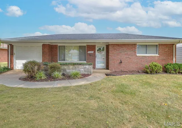 Photo 1 of Sale Pending at 17 Blackburn Dr, Belleville, IL 62226 | MLS# MIS26059510 | Listing updated on 2026-10-09