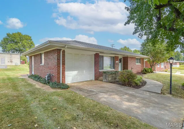 Photo 3 of Sale Pending at 17 Blackburn Dr, Belleville, IL 62226 | MLS# MIS26059510 | Listing updated on 2026-10-09