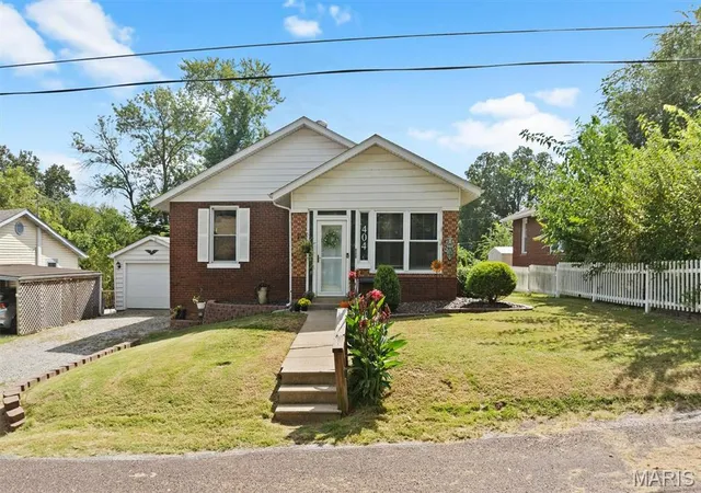 Photo 1 of Single family home for sale at 404 Polk St, Belleville, IL 62220 | MLS# MIS26059521 | Listing updated on 2026-09-28