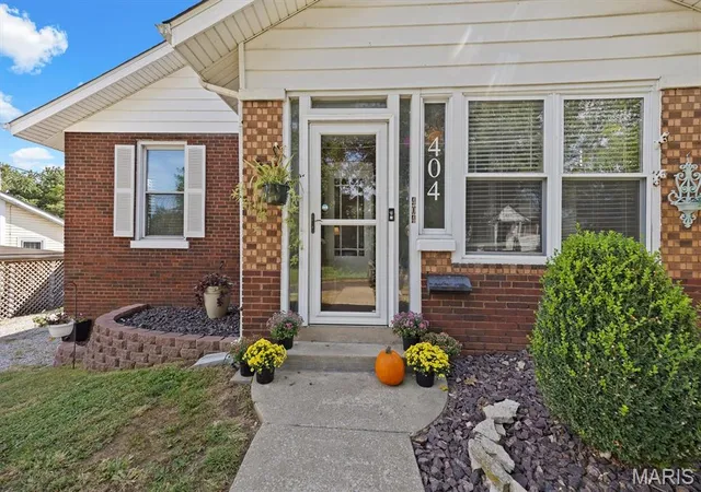 Photo 2 of Single family home for sale at 404 Polk St, Belleville, IL 62220 | MLS# MIS26059521 | Listing updated on 2026-09-28