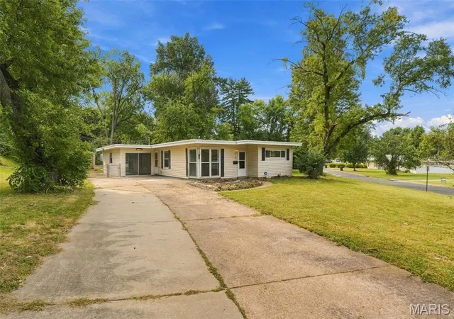 Photo 1 of Single family home for sale at 2 Marquette Dr, Florissant, MO 63031 | MLS# MIS26059527 | Listing updated on 2026-10-07