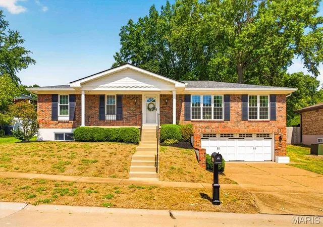 Photo 1 of Sale Pending at 4847 Vermilion Dr, Saint Louis, MO 63128 | MLS# MIS26059547 | Listing updated on 2026-09-21