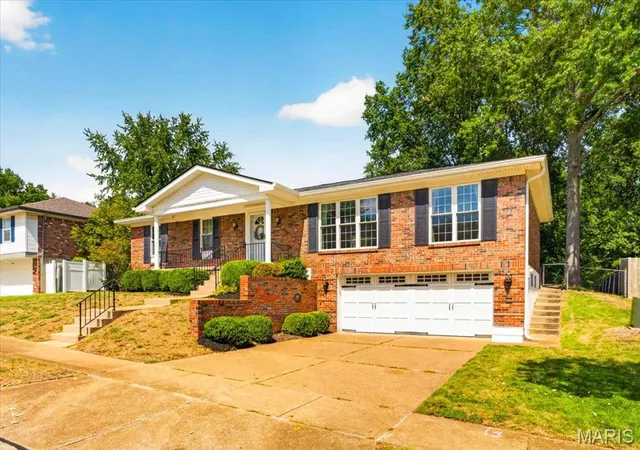 Photo 2 of Sale Pending at 4847 Vermilion Dr, Saint Louis, MO 63128 | MLS# MIS26059547 | Listing updated on 2026-09-21