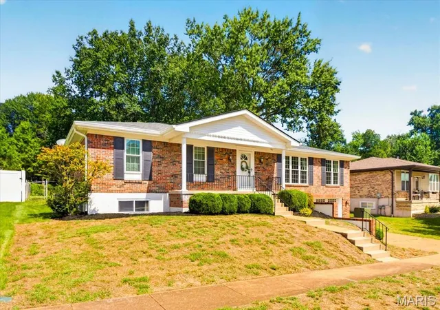 Photo 3 of Sale Pending at 4847 Vermilion Dr, Saint Louis, MO 63128 | MLS# MIS26059547 | Listing updated on 2026-09-21