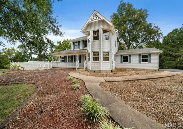 Photo 3 of Sale Pending at 9360 Ashbrook Farm Rd, Hillsboro, MO 63050 | MLS# MIS26059552 | Listing updated on 2026-09-29