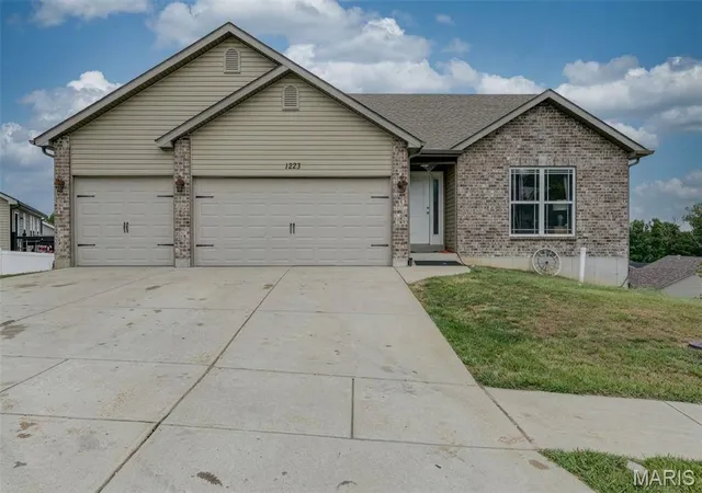 Photo 1 of Single family home for sale at 1223 Austin Dr, Herculaneum, MO 63048 | MLS# MIS26059555 | Listing updated on 2026-10-01