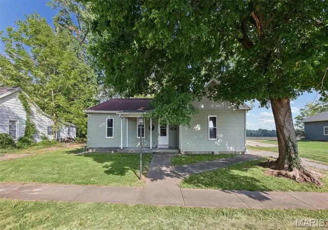 Photo 3 of Single family home for sale at 606 South E, Pinckneyville, IL 62274 | MLS# MIS26059562 | Listing updated on 2026-10-05