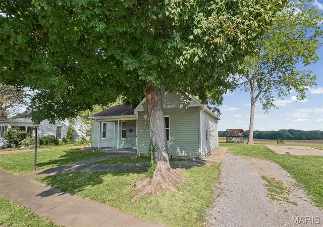 Photo 3 of Single family home for sale at 606 South E, Pinckneyville, IL 62274 | MLS# MIS26059562 | Listing updated on 2026-10-05