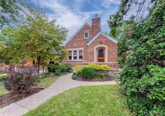 Photo 3 of Sale Pending at 6743 Devonshire Ave, Saint Louis, MO 63109 | MLS# MIS26059579 | Listing updated on 2026-10-19