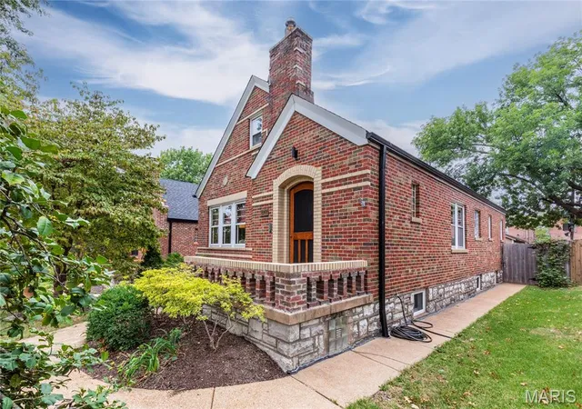 Photo 3 of Sale Pending at 6743 Devonshire Ave, Saint Louis, MO 63109 | MLS# MIS26059579 | Listing updated on 2026-10-19