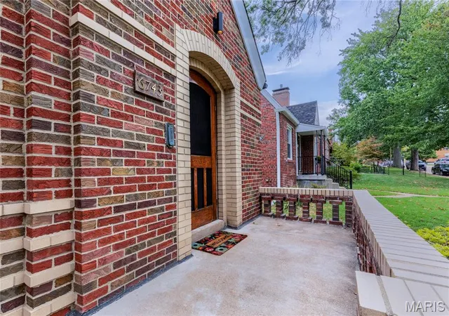 Photo 4 of Sale Pending at 6743 Devonshire Ave, Saint Louis, MO 63109 | MLS# MIS26059579 | Listing updated on 2026-10-19