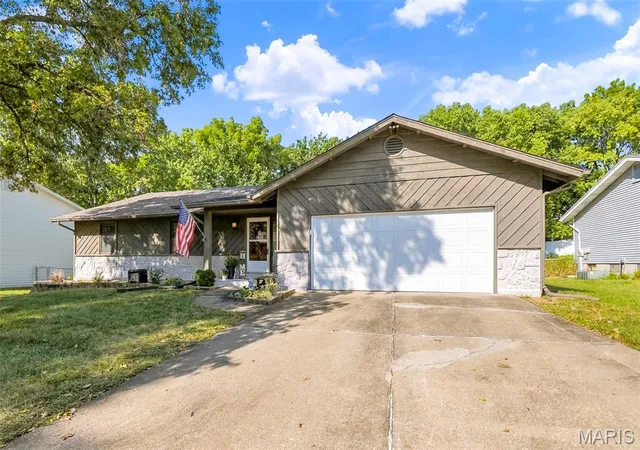 Photo 2 of Sale Pending at 416 Morningside Dr, Saint Peters, MO 63376 | MLS# MIS26059582 | Listing updated on 2026-09-21