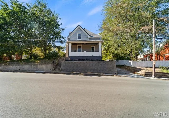 Photo 3 of Sale Pending at 912 Broadway St, Jefferson City, MO 65101 | MLS# MIS26059605 | Listing updated on 2026-10-06