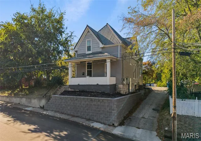 Photo 3 of Sale Pending at 912 Broadway St, Jefferson City, MO 65101 | MLS# MIS26059605 | Listing updated on 2026-10-06