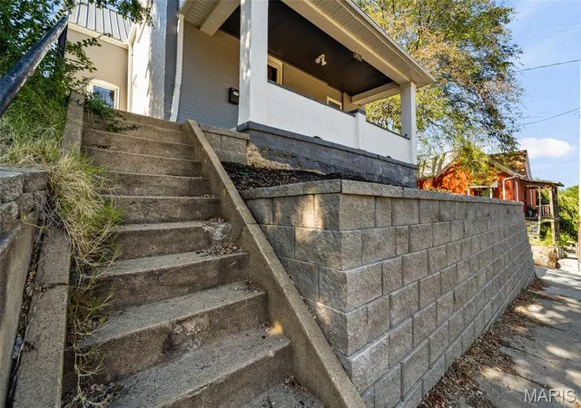 Photo 4 of Sale Pending at 912 Broadway St, Jefferson City, MO 65101 | MLS# MIS26059605 | Listing updated on 2026-10-06