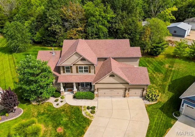 Photo 2 of Sale Pending at 5 Wyndemere Ct, Lake Saint Louis, MO 63367 | MLS# MIS26059609 | Listing updated on 2026-09-22