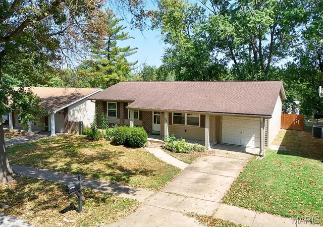 Photo 2 of Sale Pending at 533 Golfwood Dr, Ballwin, MO 63021 | MLS# MIS26059623 | Listing updated on 2026-09-22