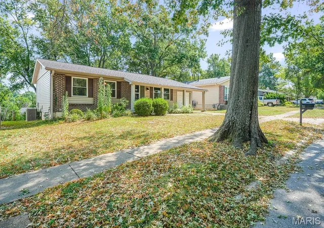 Photo 3 of Sale Pending at 533 Golfwood Dr, Ballwin, MO 63021 | MLS# MIS26059623 | Listing updated on 2026-09-22