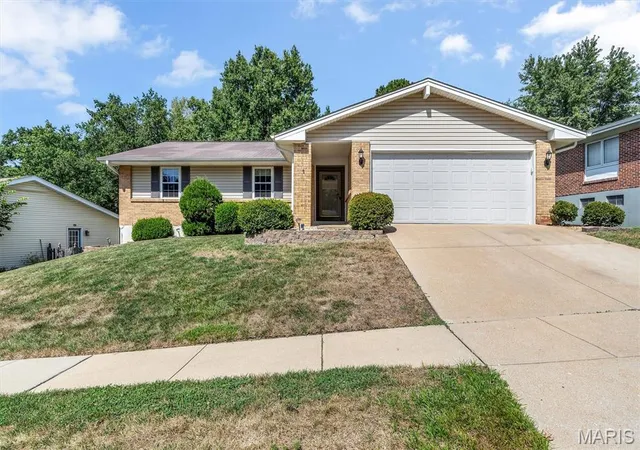 Photo 1 of Sale Pending at 5015 Suson Hills Dr, Saint Louis, MO 63128 | MLS# MIS26059632 | Listing updated on 2026-09-21