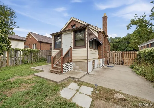 Photo 3 of Single family home for sale at 1105 N And S Rd, Saint Louis, MO 63130 | MLS# MIS26059634 | Listing updated on 2026-09-19