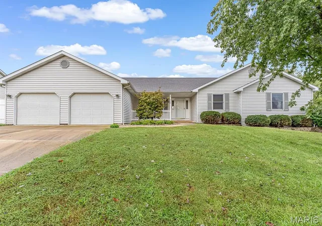 Photo 1 of Single family home for sale at 214 Osterhage Dr, Waterloo, IL 62298 | MLS# MIS26059636 | Listing updated on 2026-09-22