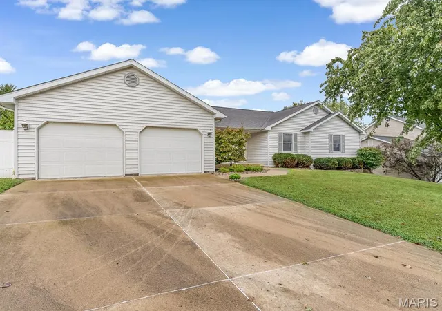 Photo 2 of Single family home for sale at 214 Osterhage Dr, Waterloo, IL 62298 | MLS# MIS26059636 | Listing updated on 2026-09-22