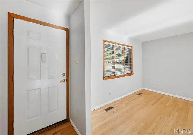 Photo 3 of Single family home for sale at 7 Valley Rd, Saint Charles, MO 63303 | MLS# MIS26059637 | Listing updated on 2026-09-20