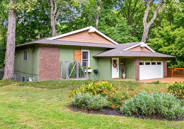 Single family home for sale at 56 River Bnd Ct, Chesterfield, MO 63017 | MLS# MIS26059643