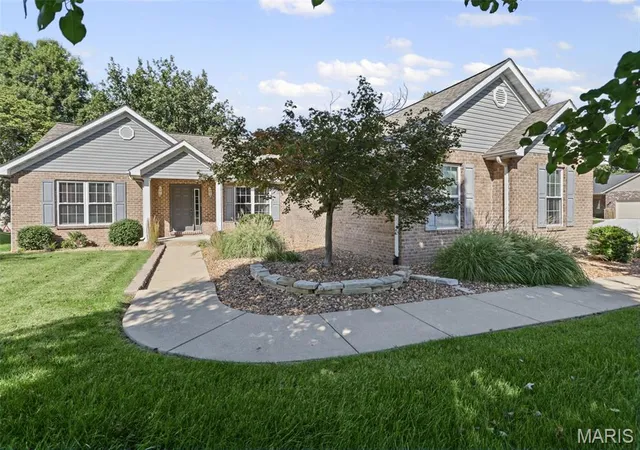 Photo 3 of Single family home for sale at 821 Turnberry Rd, Belleville, IL 62223 | MLS# MIS26059657 | Listing updated on 2026-10-09