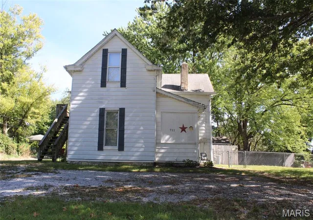 Photo 2 of Single family home for sale at 711 Lampert St, Alton, IL 62002 | MLS# MIS26059672 | Listing updated on 2026-10-05