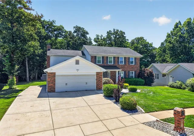 Photo 2 of Single family home for sale at 874 Sugar Hl Dr, Manchester, MO 63021 | MLS# MIS26059675 | Listing updated on 2026-09-18