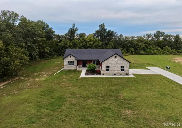 Photo 3 of Single family home for sale at 3525 Weatherby Ln, Farmington, MO 63640 | MLS# MIS26059702 | Listing updated on 2026-09-23