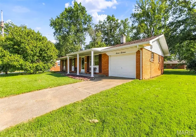 Photo 3 of Sale Pending at 716 W Van Buren St, Millstadt, IL 62260 | MLS# MIS26059707 | Listing updated on 2026-09-22
