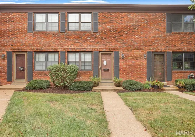Photo 3 of Townhouse for sale at 7965 Royal Arms Ct, Saint Louis, MO 63123 | MLS# MIS26059708 | Listing updated on 2026-09-18