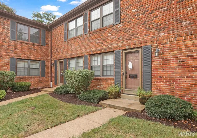 Photo 3 of Townhouse for sale at 7965 Royal Arms Ct, Saint Louis, MO 63123 | MLS# MIS26059708 | Listing updated on 2026-09-18