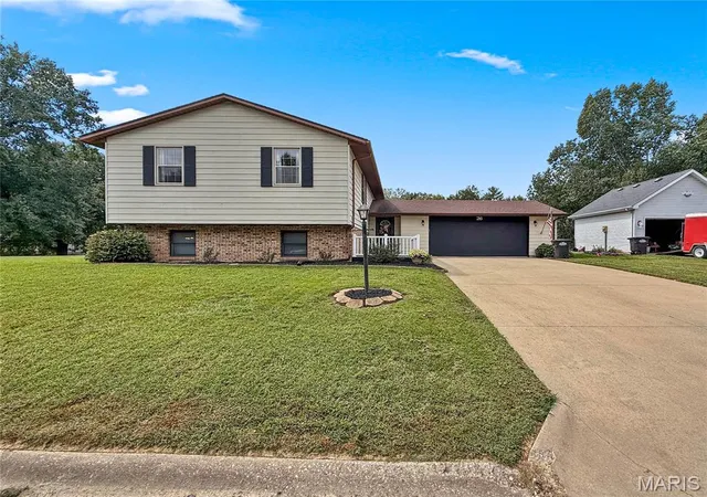 Single family home for sale at 26 Islander Dr, Brighton, IL 62012 | MLS# MIS26059715